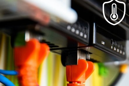 Shelly Pro 3 - fragment routera z przewodami Ethernet i ochroną przed przegrzaniem
