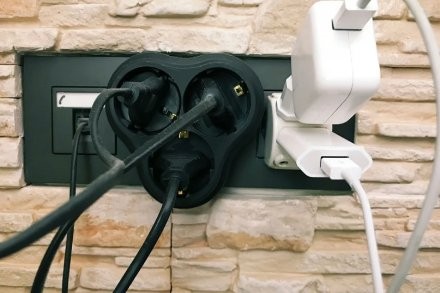 Shelly Pro 3 - nietypowy wtycznik MultiPlug z trzema gniazdami, do którego włożono kilka wtyczek oraz standardowy biały wtycznik