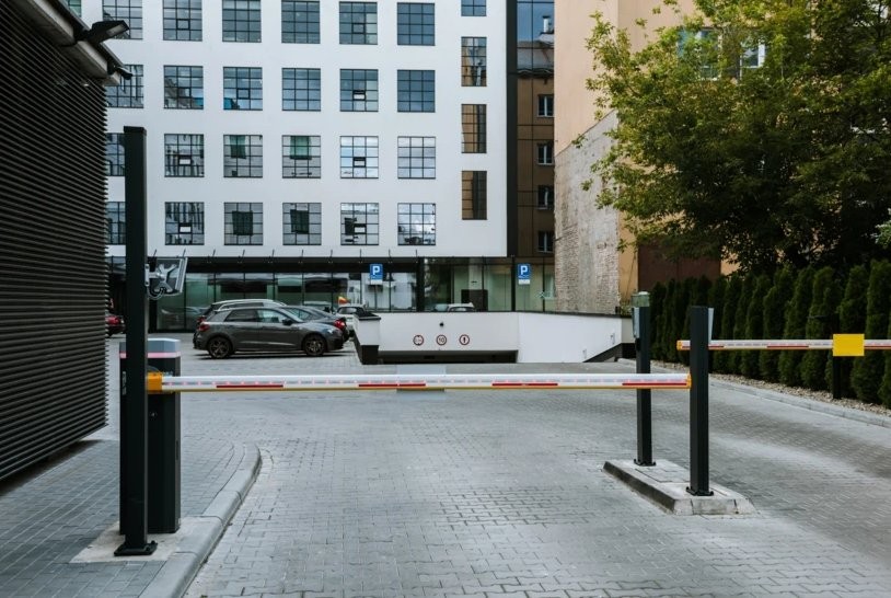 Automatyczna barierka parkingowa Shelly Pro Dual Cover / Shutter PM przed wejściem do garażu