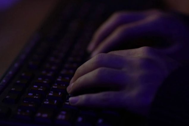 Wprowadzanie danych na klawiaturze pod fioletowym światłem
