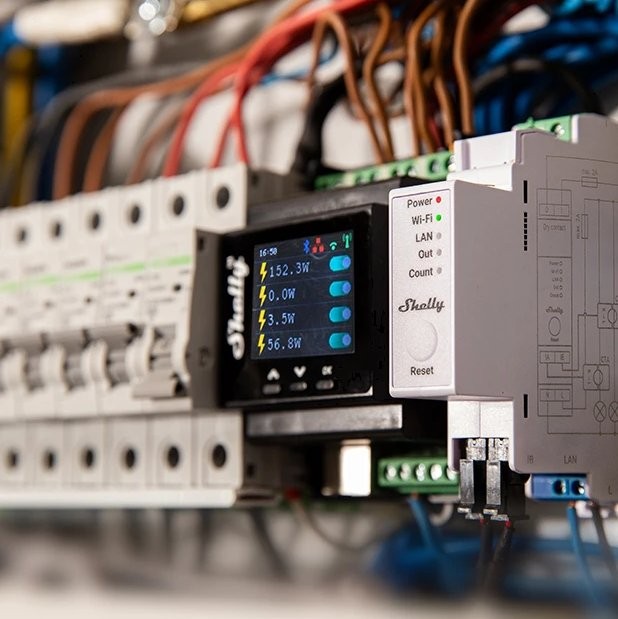 Shelly PRO EM-50 przełącznik Shelly PRO EM-50 - inteligentny przełącznik elektryczny z wyświetlaczem LCD