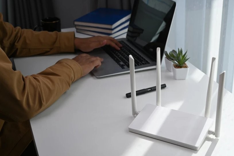 Shelly BLU Gateway - biały router Wi-Fi z czterema antenami