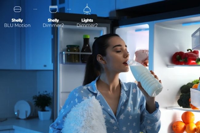 Kobieta pijąca mleko w otwartej lodówce przy wyświetlonym ekranie z produktami Shelly BLU Motion, Dimmer2 i Lights Dimmer2