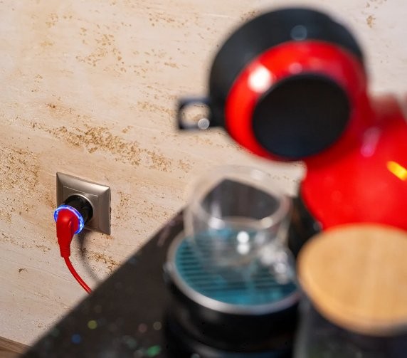 Shelly Plug S MTR Gen3 podłączony do czerwonego ekspresu kawowego
