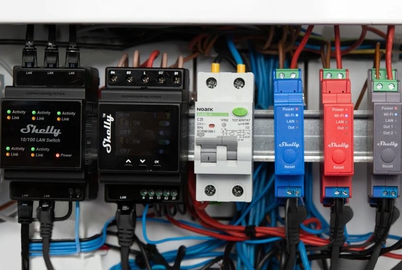 Shelly LAN Switch i przełączniki Zestaw Shelly: switch LAN i przełączniki zasilania w szafie elektrycznej