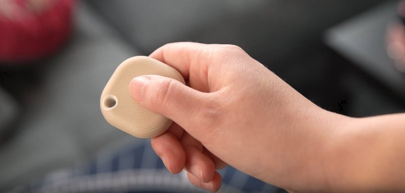 Shelly BLU Button Tough 1 - beżowy tracker z półokrągłymi wypukłościami