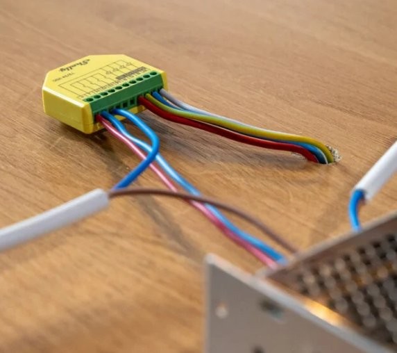 Shelly Plus RGBW PM Shelly Plus RGBW PM - moduł elektryczny do sterowania światłem o mocy 250V 5A