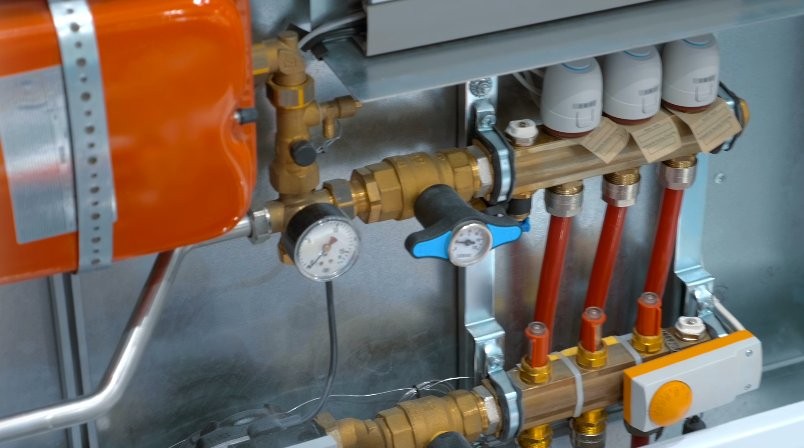 Shelly 1 Gen3 – fragment instalacji grzewczej: manometry, zawory, rury i element sterujący. Inteligentne zarządzanie ogrzewaniem.
