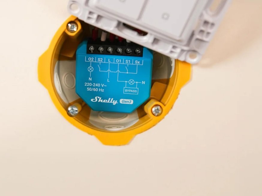 Shelly Gen3 WiFi przekaźnik w żółtej obudowie montażowej