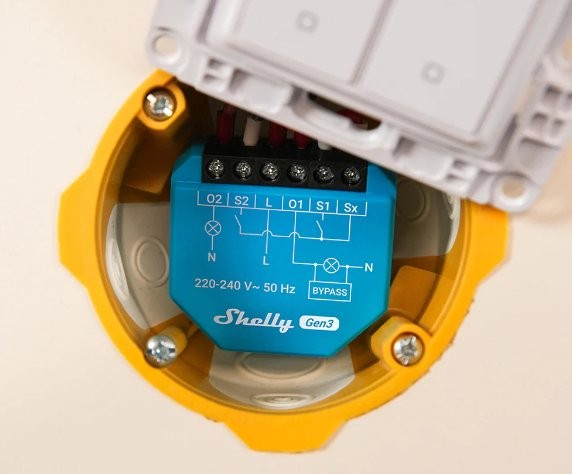 Shelly Gen3 WiFi - moduł sterujący w żółtej obudowie montażowej