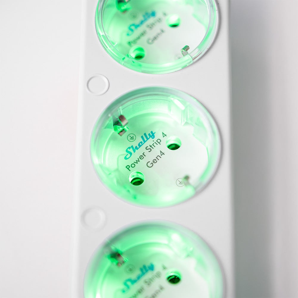Biały rozłącznik Shelly Power Strip 4 Gen4 z trzema gniazdami Schuko i zielonym światłem