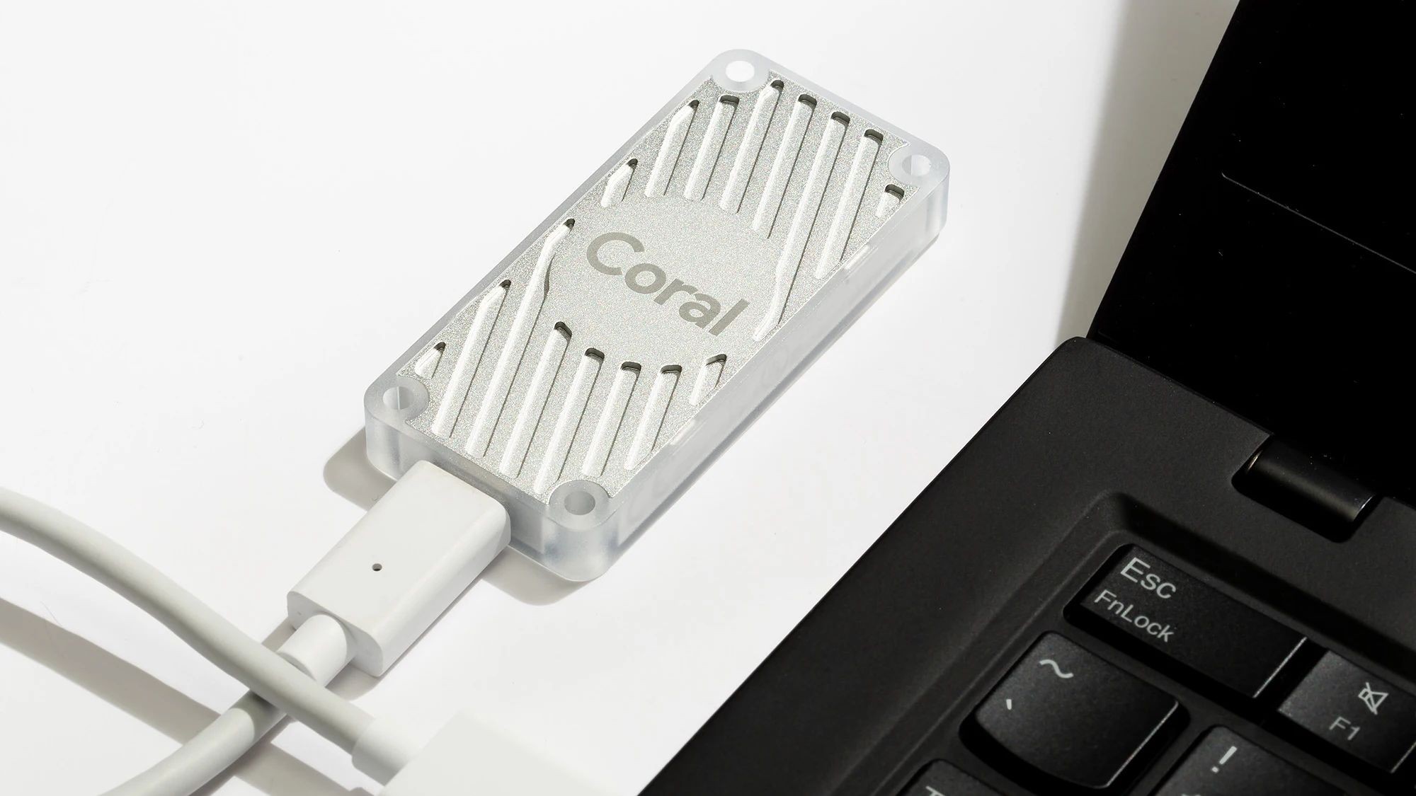 Google Coral USB Accelerator Edge TPU Moduł Google Coral podłączony do laptopa przez kabel USB-C, 4 TOPS AI