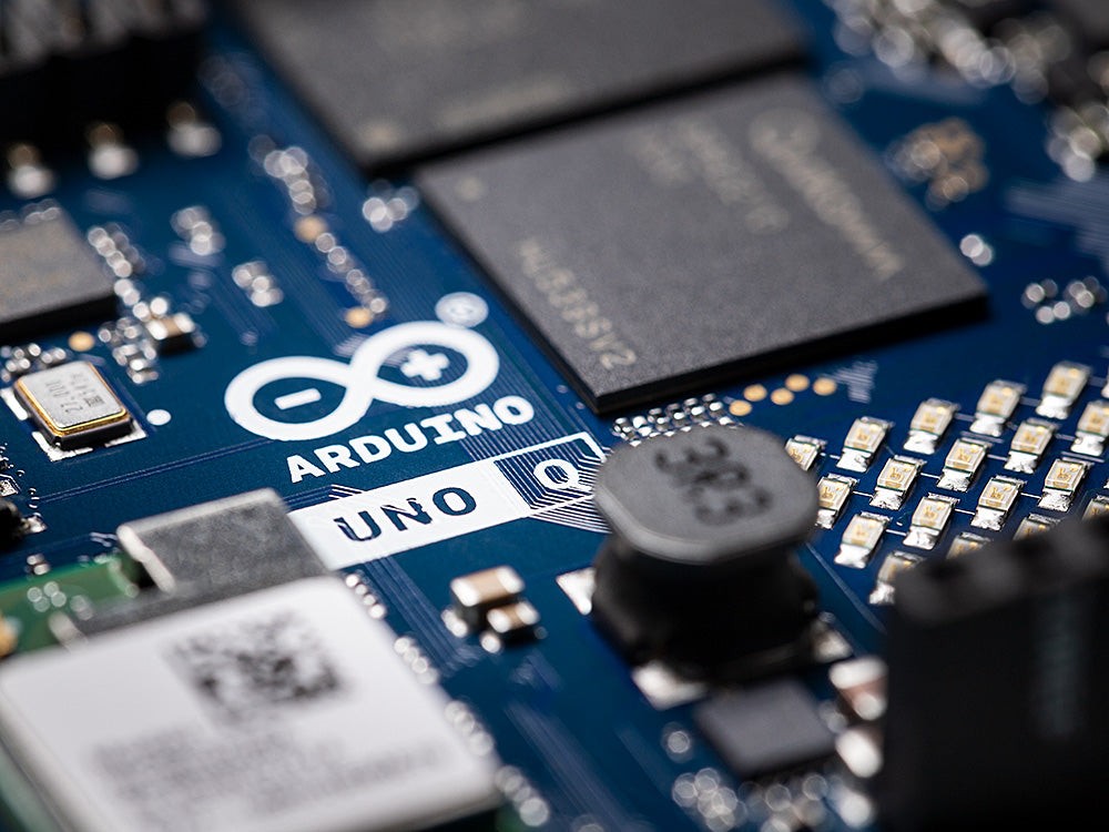 Płyta Arduino UNO Q 4GB z mikrokontrolerem, kondensatorami i innymi komponentami elektronicznymi
