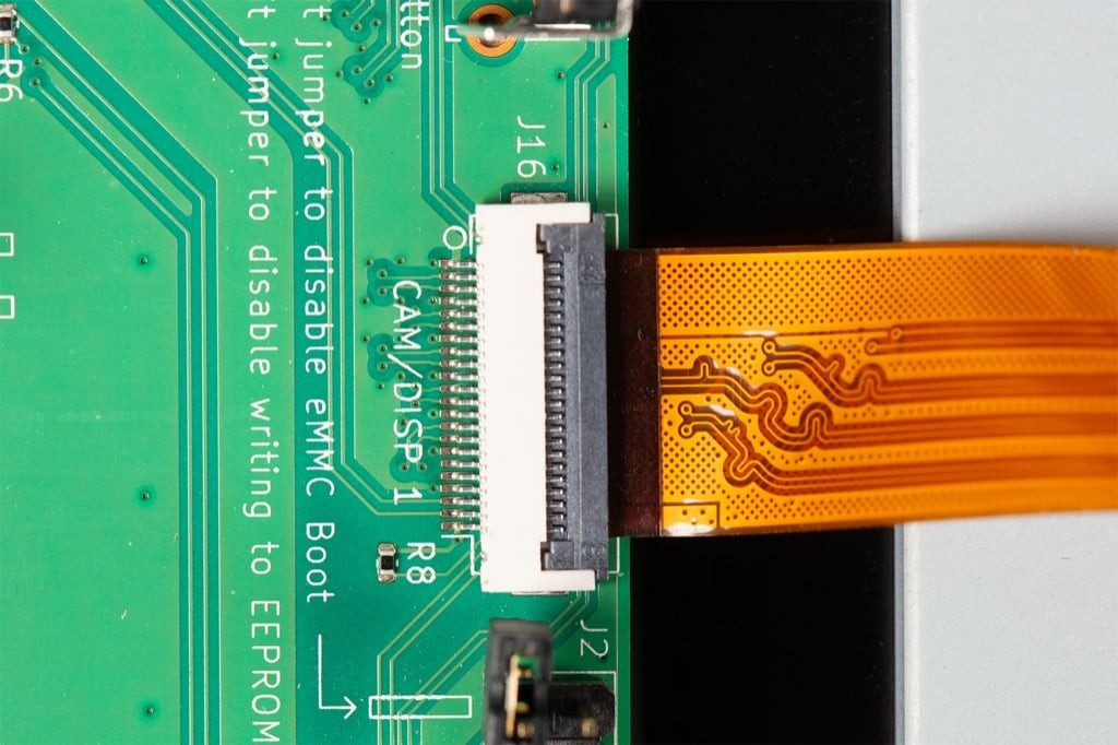 Ekran dotykowy Raspberry Pi 7" Raspberry Pi Touch Display 2 - fragment płyty PCB z elementami elektronicznymi