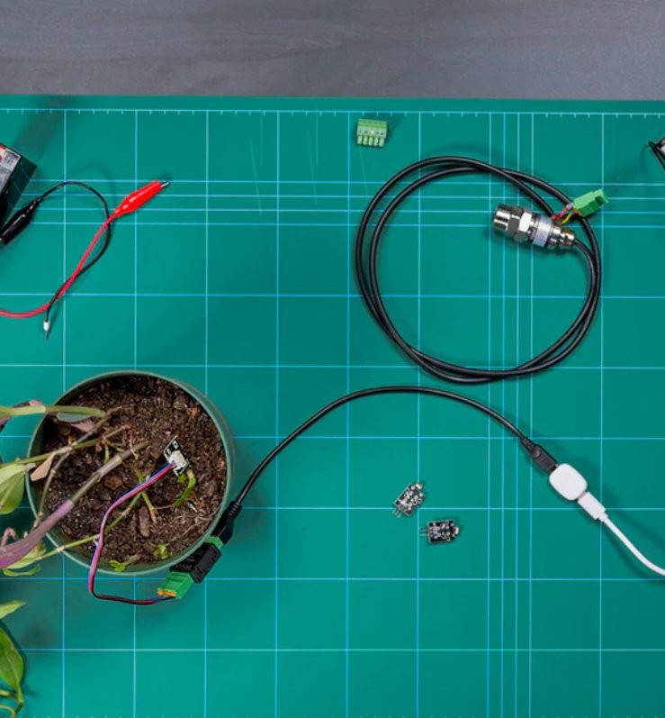 Shelly The Pill - automatyzacja systemów niskonapięciowych Shelly The Pill moduł WiFi BT USB-C do monitorowania warunków w doniczce z czujnikami temperatury i wilgotności