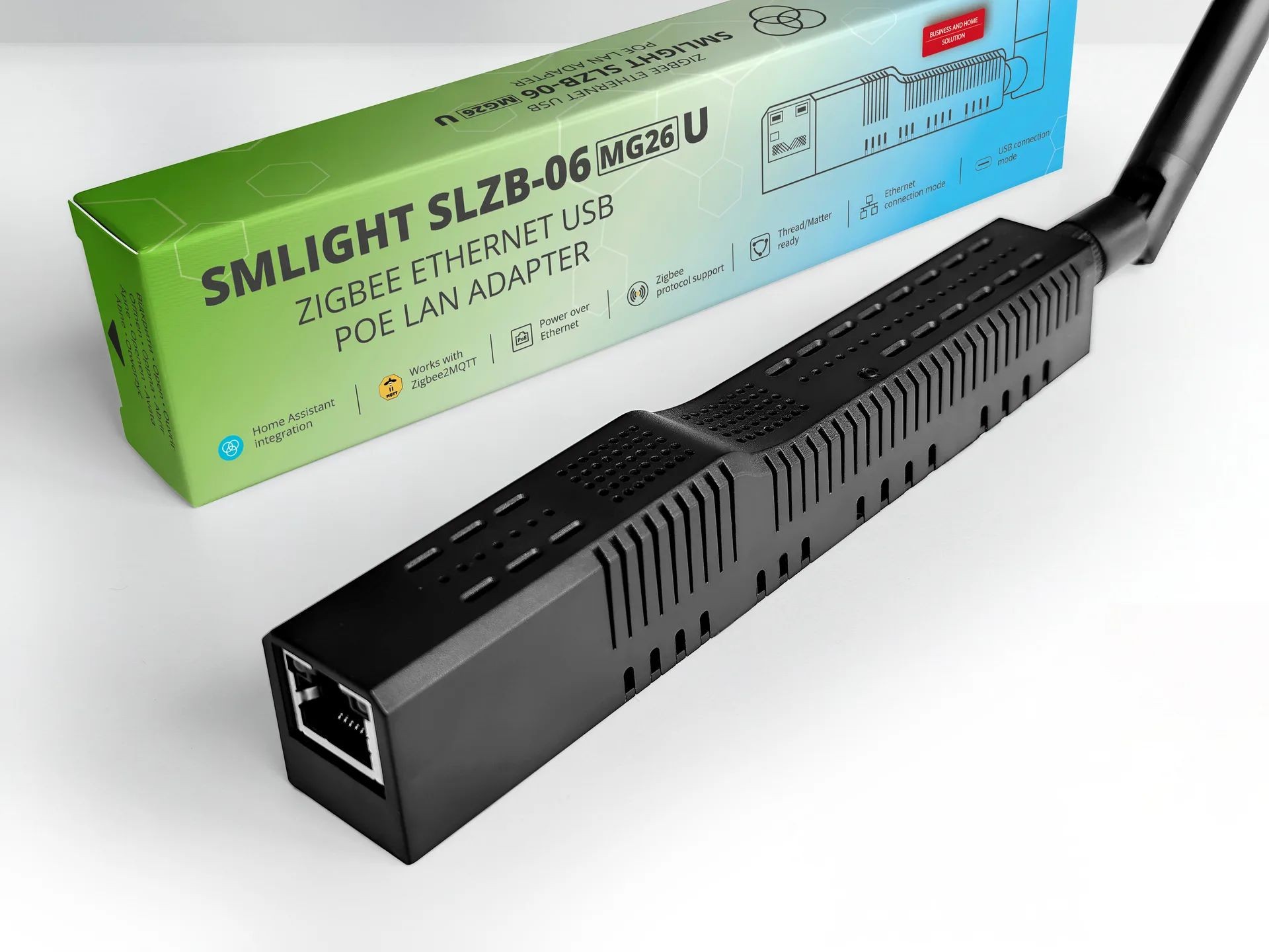 SMLIGHT SLZB-06 MG26 U - koordynator sieci Zigbee Czarny adapter Ethernet USB z anteną oraz opakowanie produktu SMLIGHT SLZB-06 MG26 U