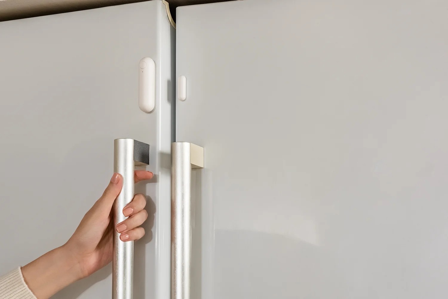 Czujnik Aqara DW-S02D na drzwiach lodówki Aqara Door & Window Sensor P2 - czujnik ruchu do drzwi lodówki