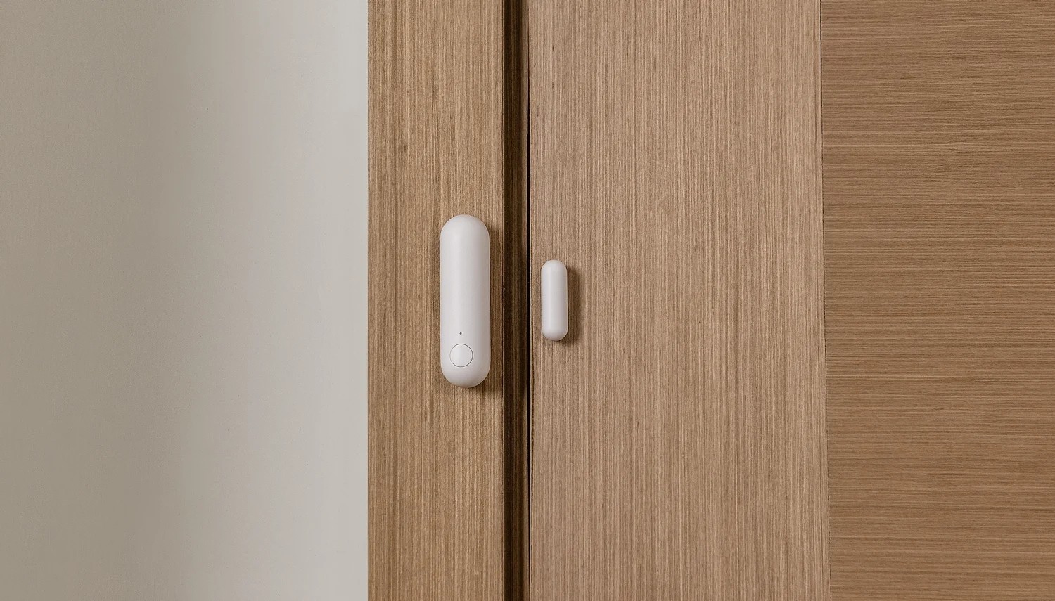 Aqara DW-S02D Czujnik Drzwi i Okien Czujnik drzwi i okien Aqara Door & Window Sensor P2 - minimalistyczny czujnik zamontowany na drewnianych drzwiach