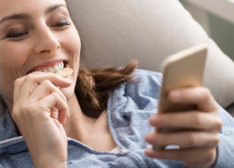 BleBox saunaBox Pro Kobieta relaksująca się w domu z BleBox saunaBox Pro