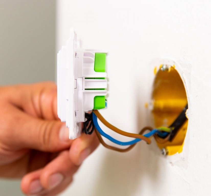 Shelly WS 1 - BIALY, montaż wtyczki Shelly WS 1 - BIALY, instalacja wtyczki elektrycznej do otworu w ścianie