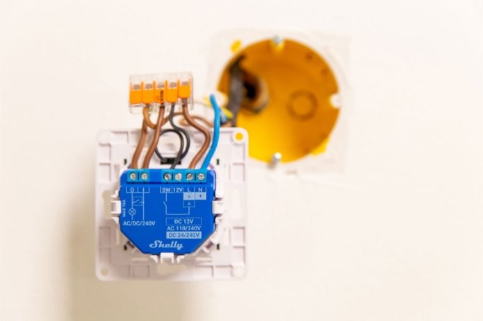 Shelly WS 2 - biały przekaźnik elektryczny z podłączonymi przewodami