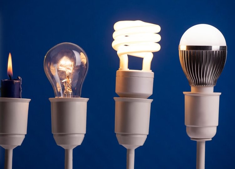 Porównanie świateł: żarówka, halogenowa, CFL oraz dioda LED w podstawach