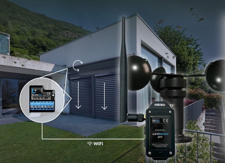 Czarny czujnik pogodowy WindSensor PRO z anteną WiFi montowany na ogrodzeniu