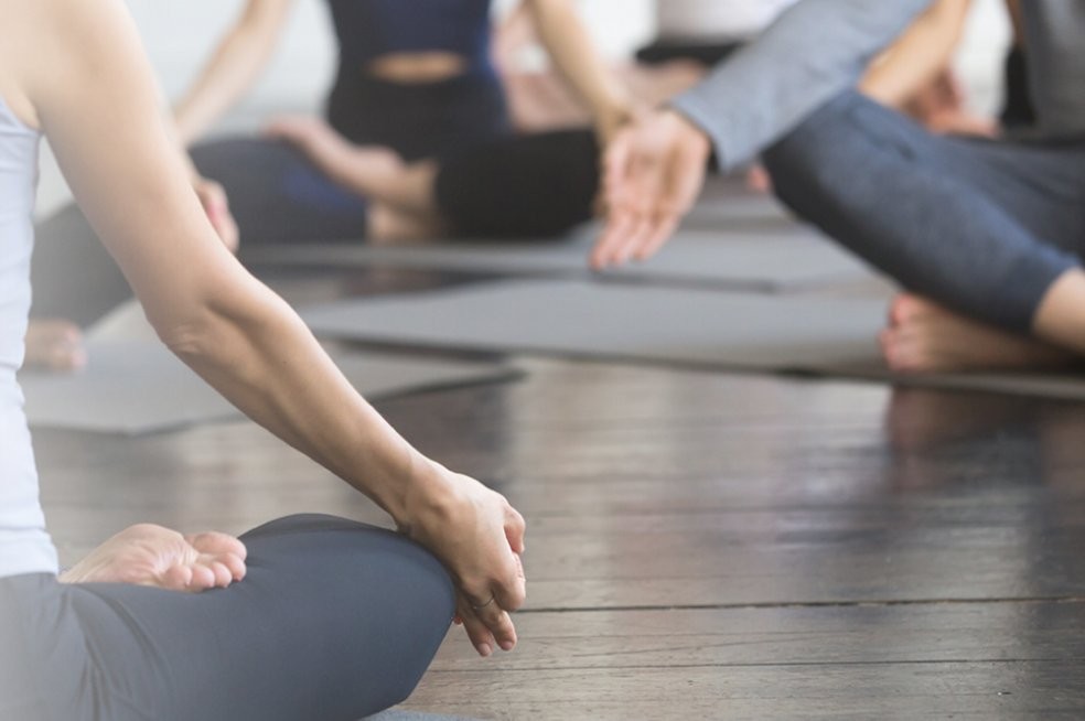 Meditacja i joga - relaks i harmonia Grupa osób medytujących i ćwiczących jogę w spokojnej atmosferze
