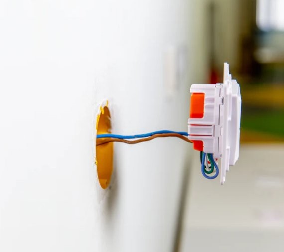 Shelly i4 Gen3 - częściowo zmontowany przełącznik elektryczny z przewodami