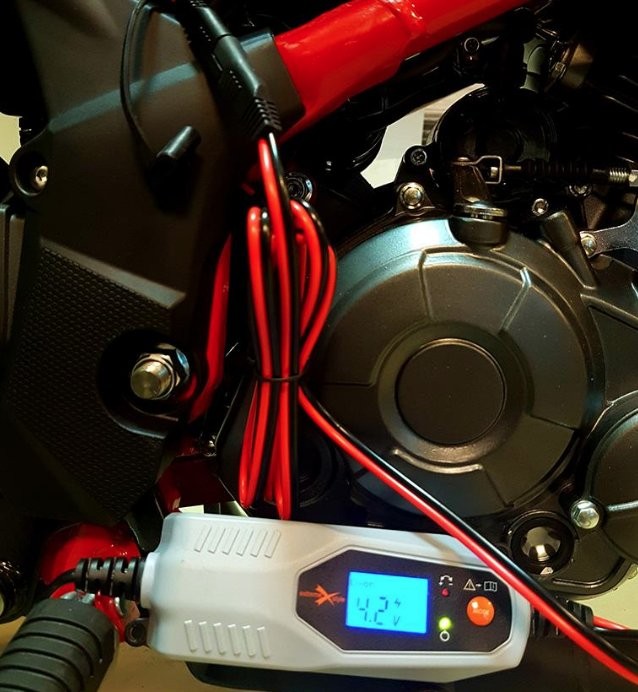 Multimetr do testowania napięcia 4,2 V Ładowarka do akumulatorów SBC-LI144 wraz z multimetrem testującym napięcie silnika motocykla