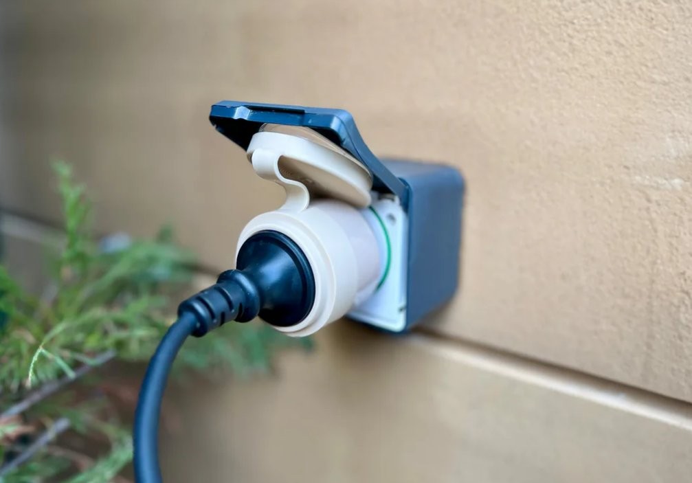 Shelly Plug S MTR Gen3 Outdoor Socket Zewnętrzne gniazdo elektryczne Shelly Plug S MTR Gen3 IP44 12A z przyciskową pokrywą