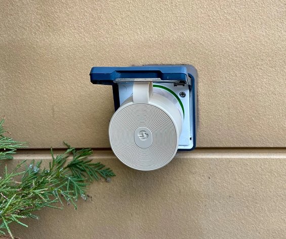 SimpliSafe czujnik ruchu Czujnik ruchu SimpliSafe zamontowany na ścianie z niebieską podstawą