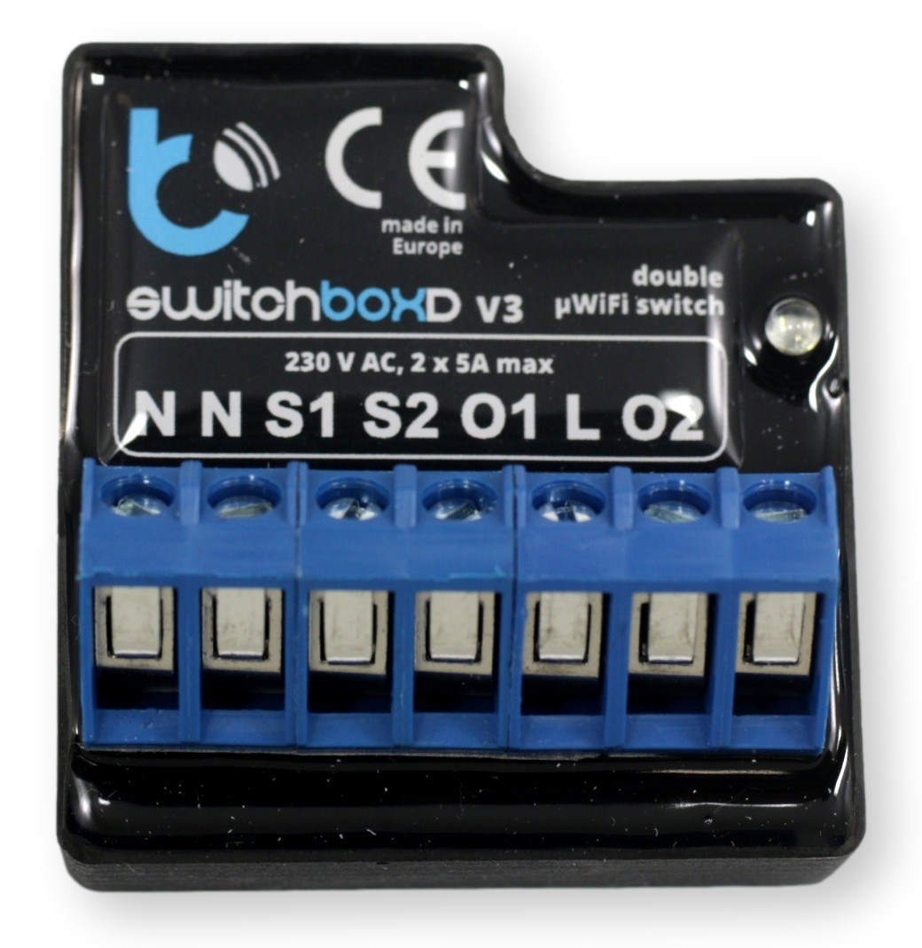 switchBoxD v3 - Przenośny przełącznik WiFi switchBoxD v3 – przenośny przełącznik WiFi, 2 kanały, 230V AC, made in Europe. Czarny design i niebieskie terminale.