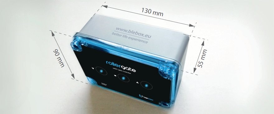 BleBox rollerGate - automatyczna brama w niebieskiej obudowie z czarnym panelu sterowania