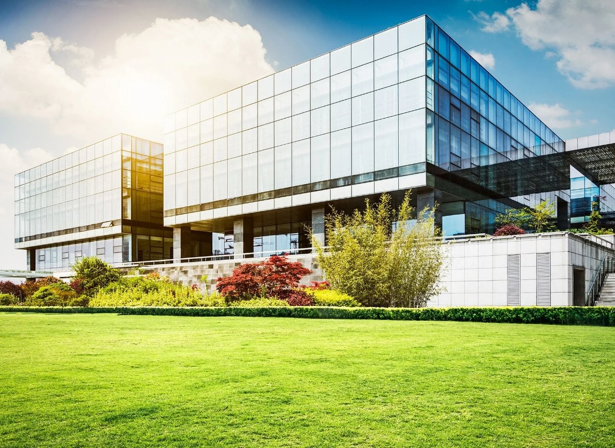 Zdjęcie architektoniczne nowoczesnego budynku Budynek biurowy w otoczeniu zieleni