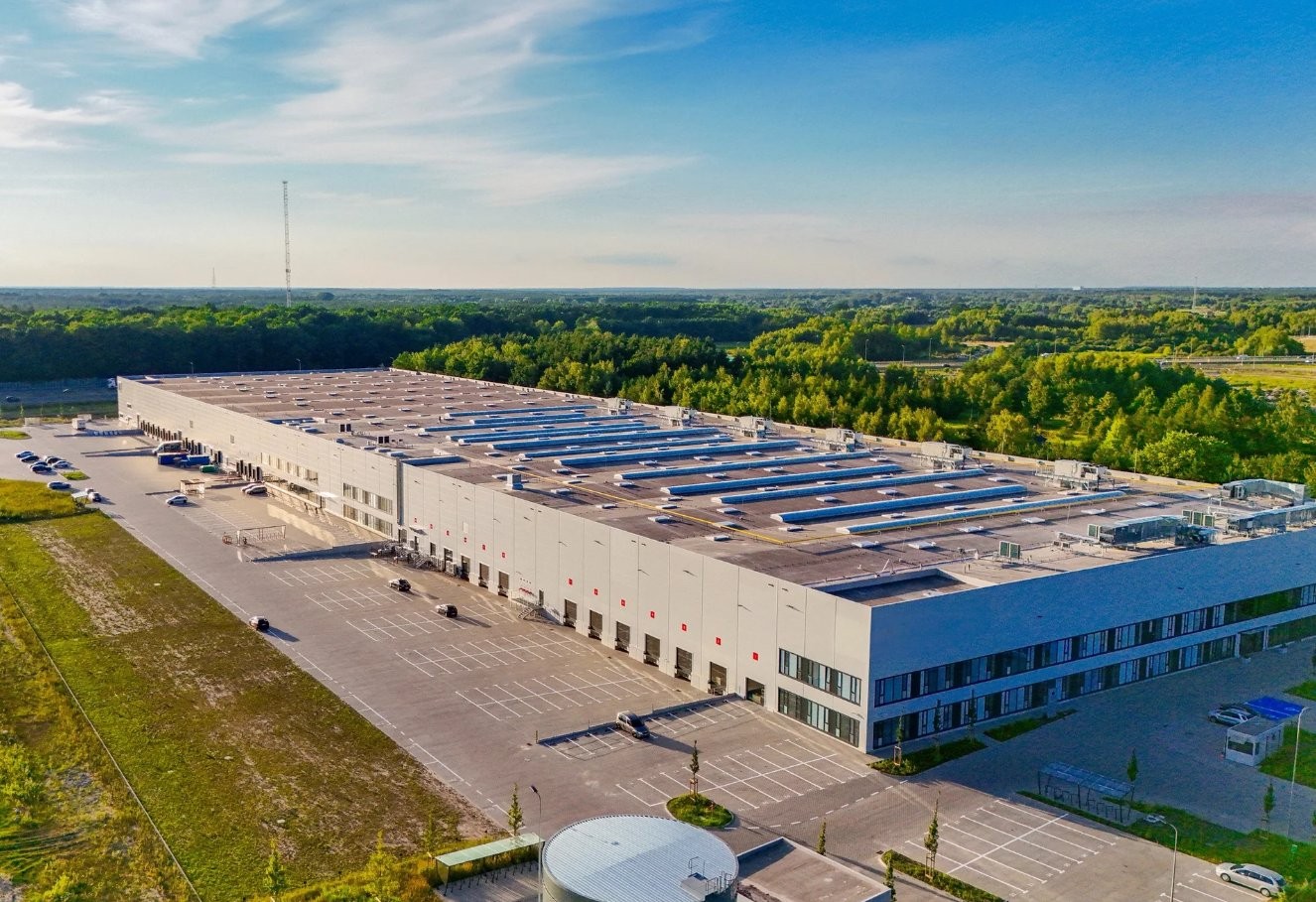 Hala logistyczna Budynek magazynowy lub hala logistyczna z instalacjami technicznymi w tle