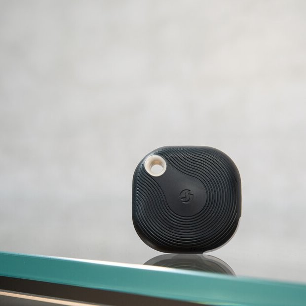 Czarny Shelly BLU Button Tough 1 - czujnik Bluetooth z charakterystycznym wzorem