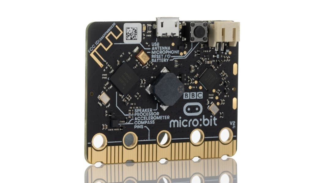 BBC micro:bit V2.2 GO - moduł edukacyjny BBC GO z elementami takimi jak logo BBC, mikrofonem, akcelerometrem i anteną