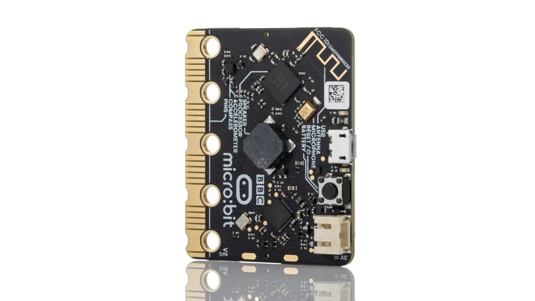 BBC micro:bit V2.2 GO - moduł edukacyjny BBC GO, czarny mikrokontroler z złotymi elementami