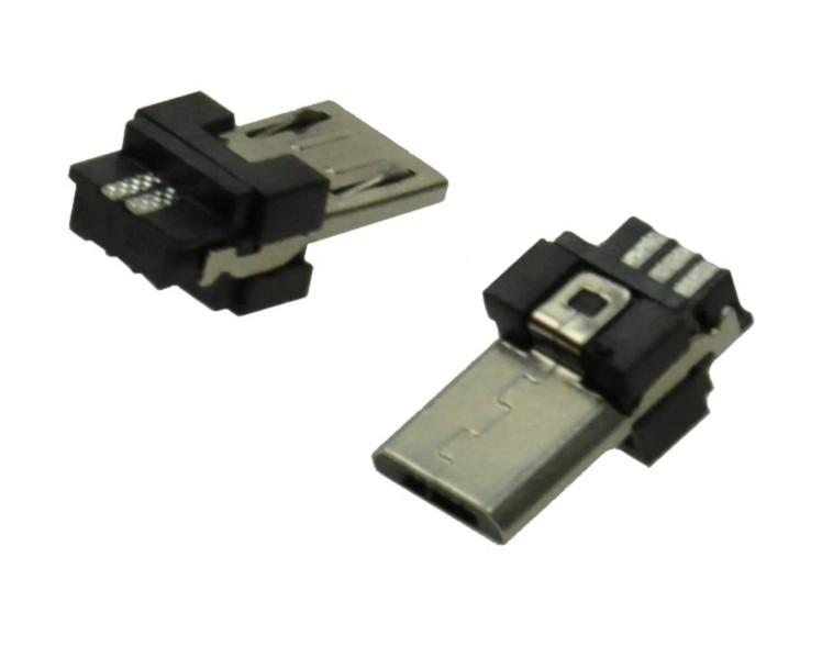 Wtyki microUSB B USB 2.0 Dwa wtyki microUSB B USB 2.0 na przewód wykonane z czarnego plastiku i metalu