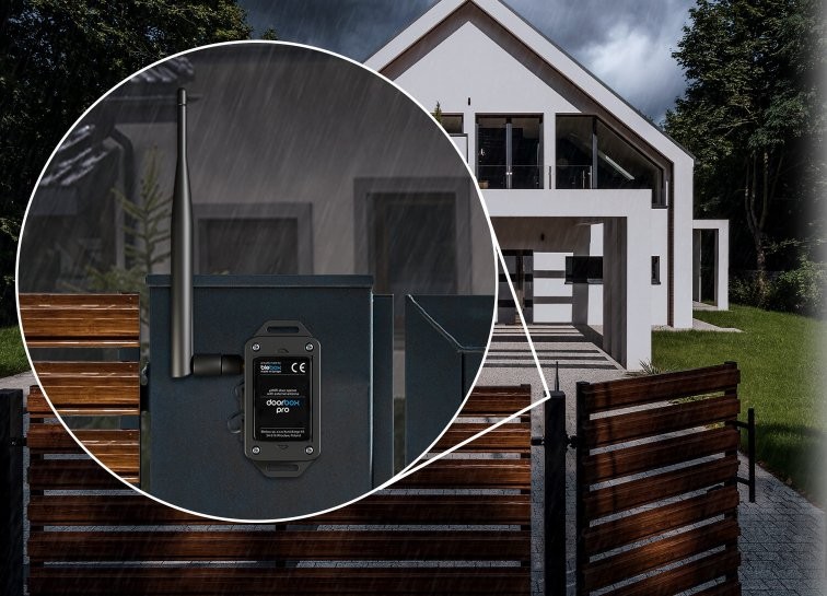 BleBox doorBox PRO BleBox doorBox PRO - czarny czujnik bramowy instalowany na drewnianej bramie przed nowoczesnym domem