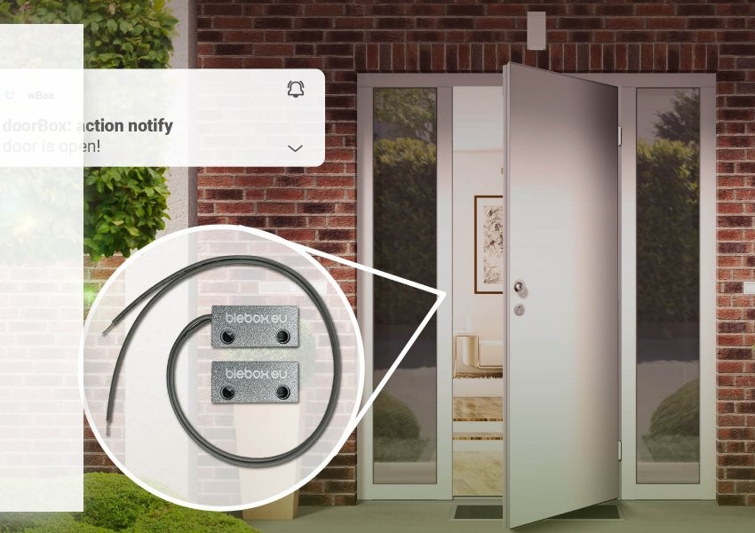 BleBox reedSensor - czarny sensor reed zamontowany na drzwiach z szybami