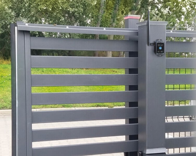 Sterownik BleBox gateBoxPro zamontowany na bramie ogrodowej